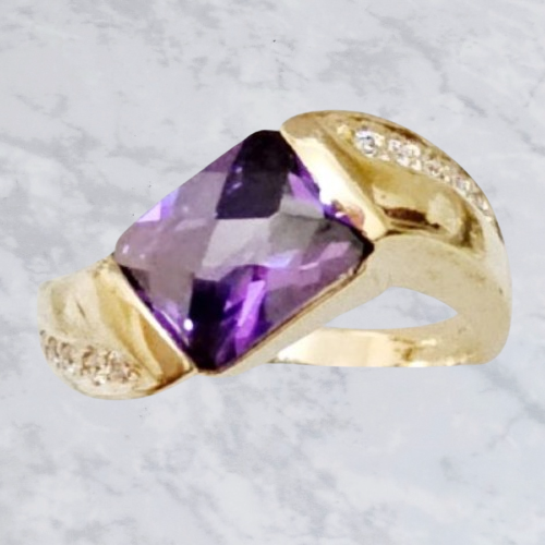 Anillo con circonia morada en chapa de oro de 22k