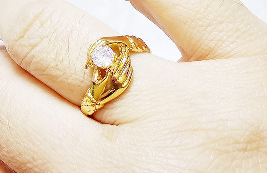 Anillo con manita y circonia en chapa de oro de 22k