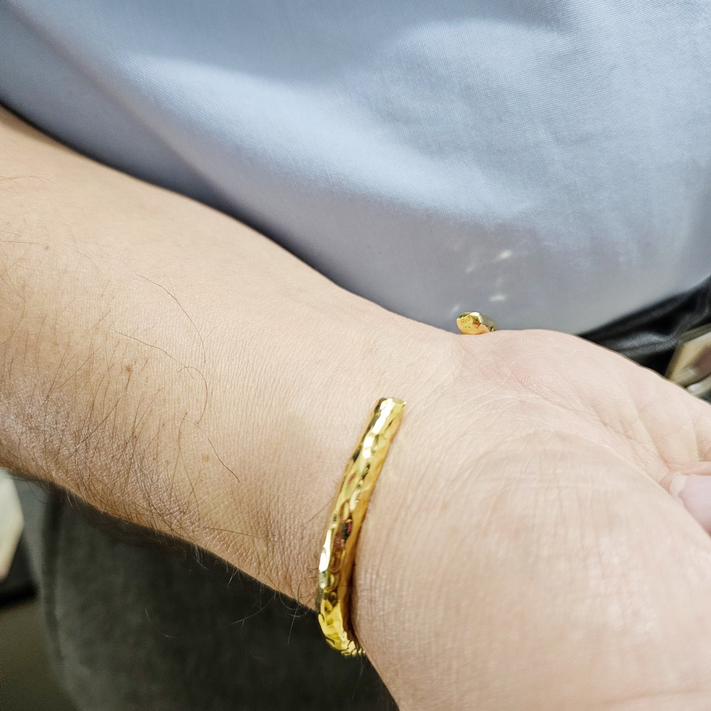 Brazalete para caballero martillado en chapa de oro de 22kts