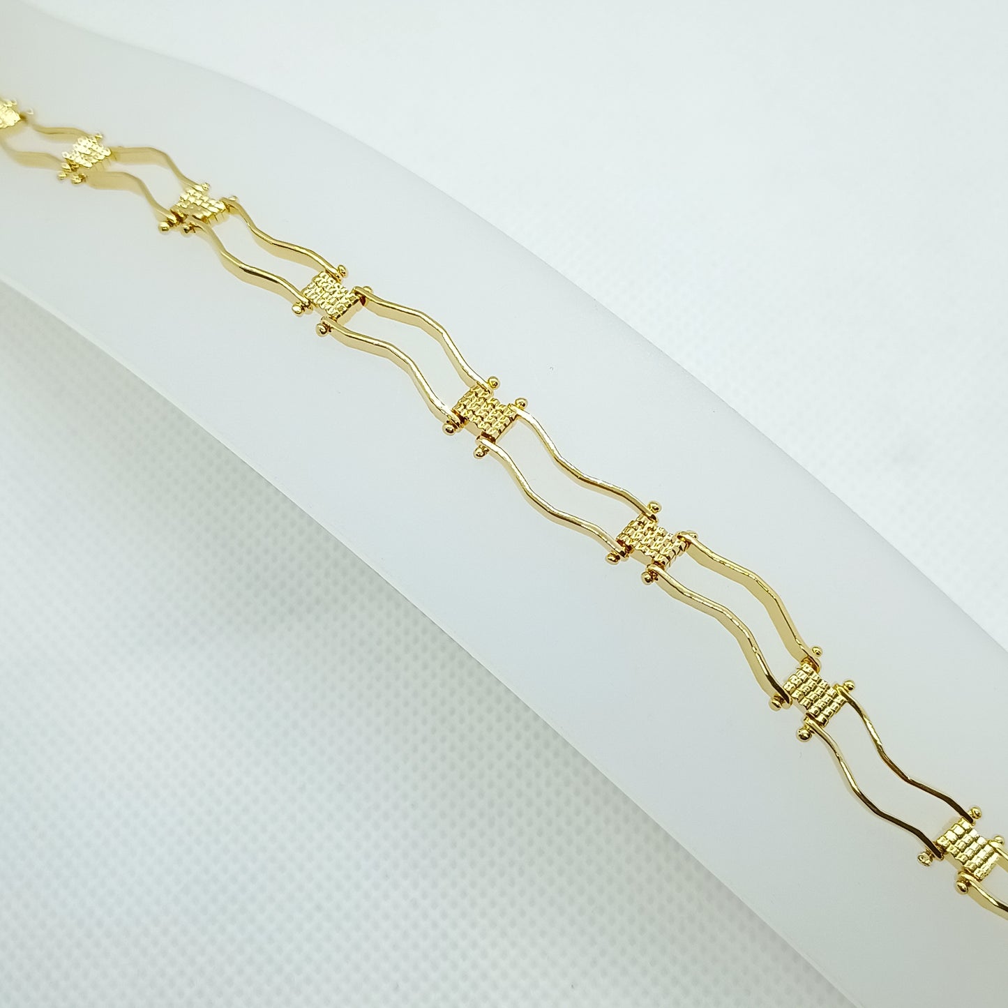 Pulsera boleada ondulada en chapa de oro 22 k